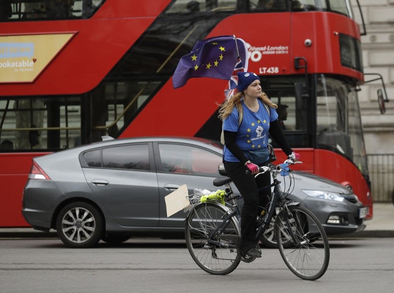 Brexit: Τι θα γίνει με τους πολίτες της ΕΕ που μένουν στη Βρετανία